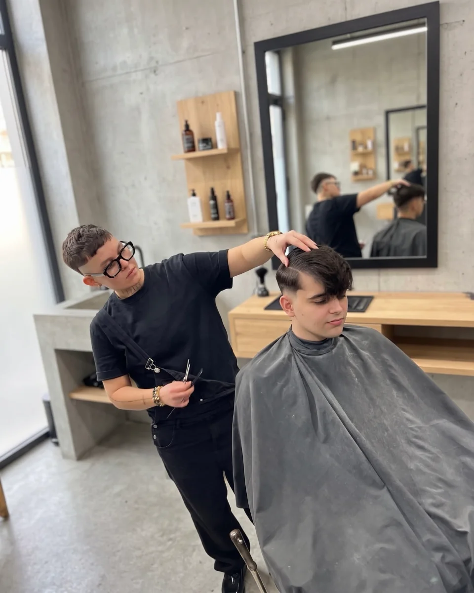 Áron, the Averlo barber at work